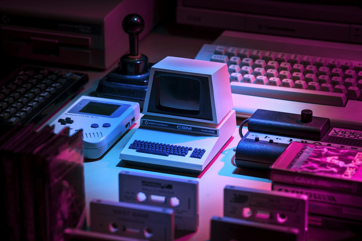 Perangkat konsol game dan controller dengan pencahayaan neon ambient yang merepresentasikan teknologi grafis konsol modern
